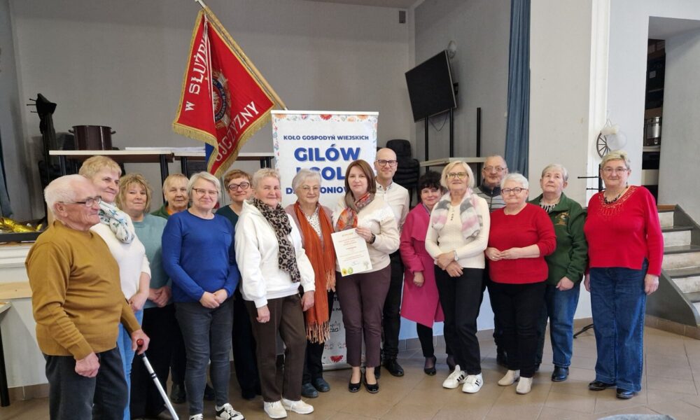 wspólne zdjęcie KGW Gilów i Gola Dzierżoniowska z kierownikiem BP