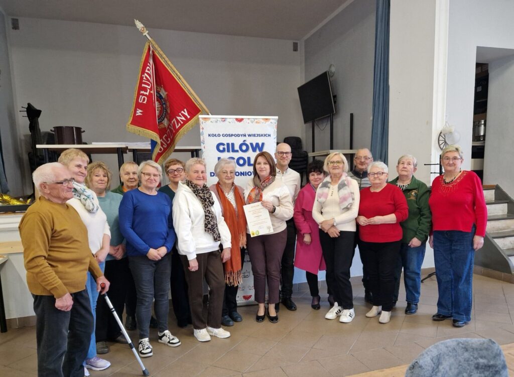 wspólne zdjęcie KGW Gilów i Gola Dzierżoniowska z kierownikiem BP