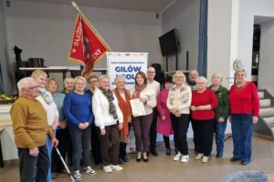 wspólne zdjęcie KGW Gilów i Gola Dzierżoniowska z kierownikiem BP