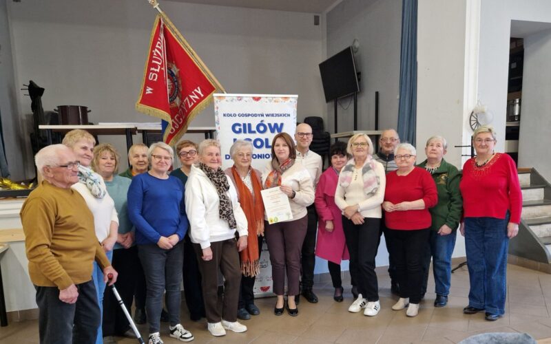 wspólne zdjęcie KGW Gilów i Gola Dzierżoniowska z kierownikiem BP