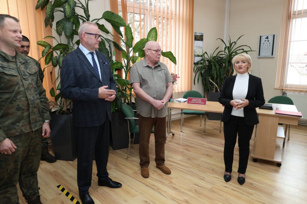 Starosta, dyrektor wydziału bezpieczeństwa i lekarz na zakończeniu kwalifikacji wojskowej