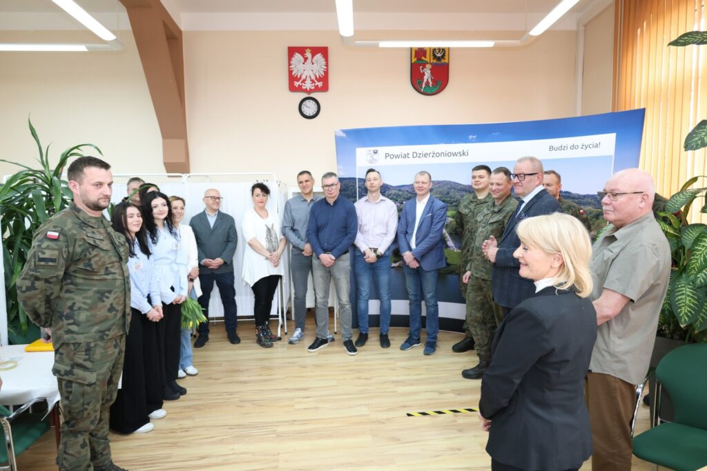 widok na uczestników zakończenia kwalifikacji wojskowej