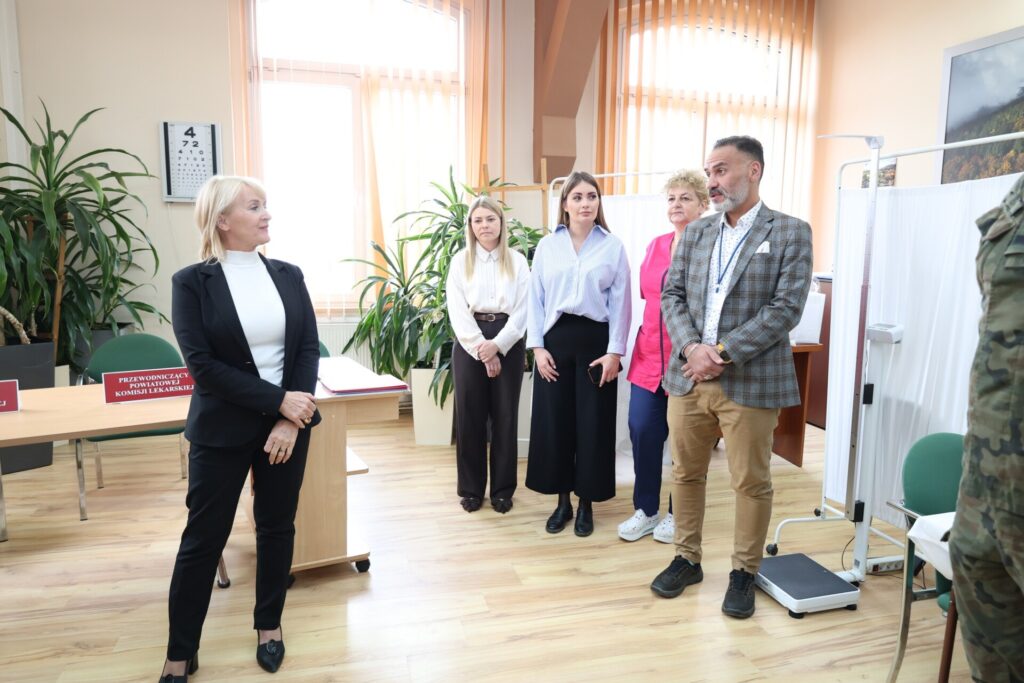 dyrektor wydziału bezpieczeństwa wraz z pracownikami zaangażowanymi w kwalifikacje wojskową