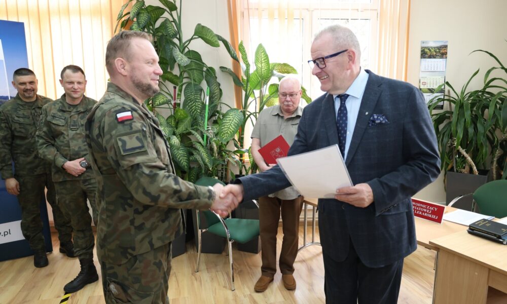 Starosta z wojskowym z Wojskowego Centrum Rekrutacji w Kłodzku
