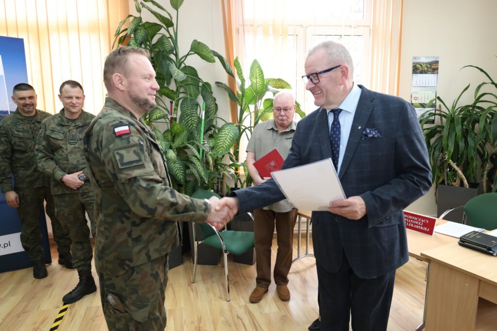 Starosta z wojskowym z Wojskowego Centrum Rekrutacji w Kłodzku