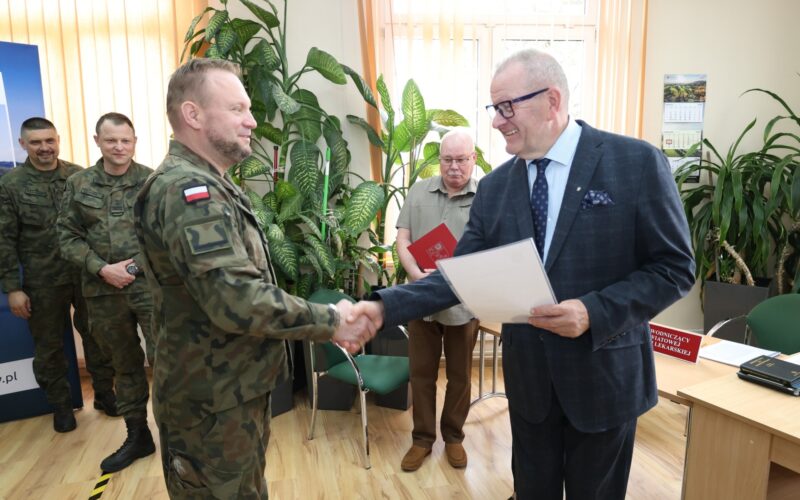 Starosta z wojskowym z Wojskowego Centrum Rekrutacji w Kłodzku
