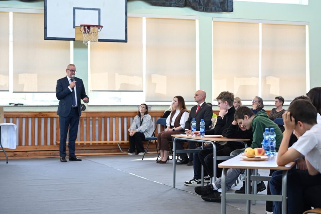 starosta podczas przemówienia na konkursie ekoSowy