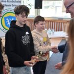 starosta gratulujący laureatom konkursu ekoSowy