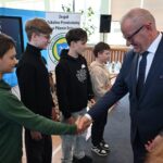 starosta gratulujący zwycięzcom konkursu ekoSowy