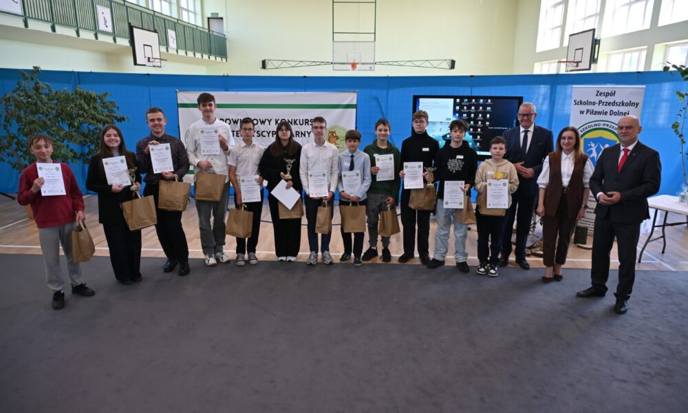 starosta z laureatami konkursu ekoSowy