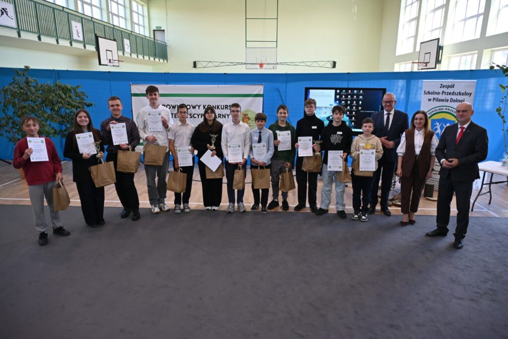 starosta z laureatami konkursu ekoSowy