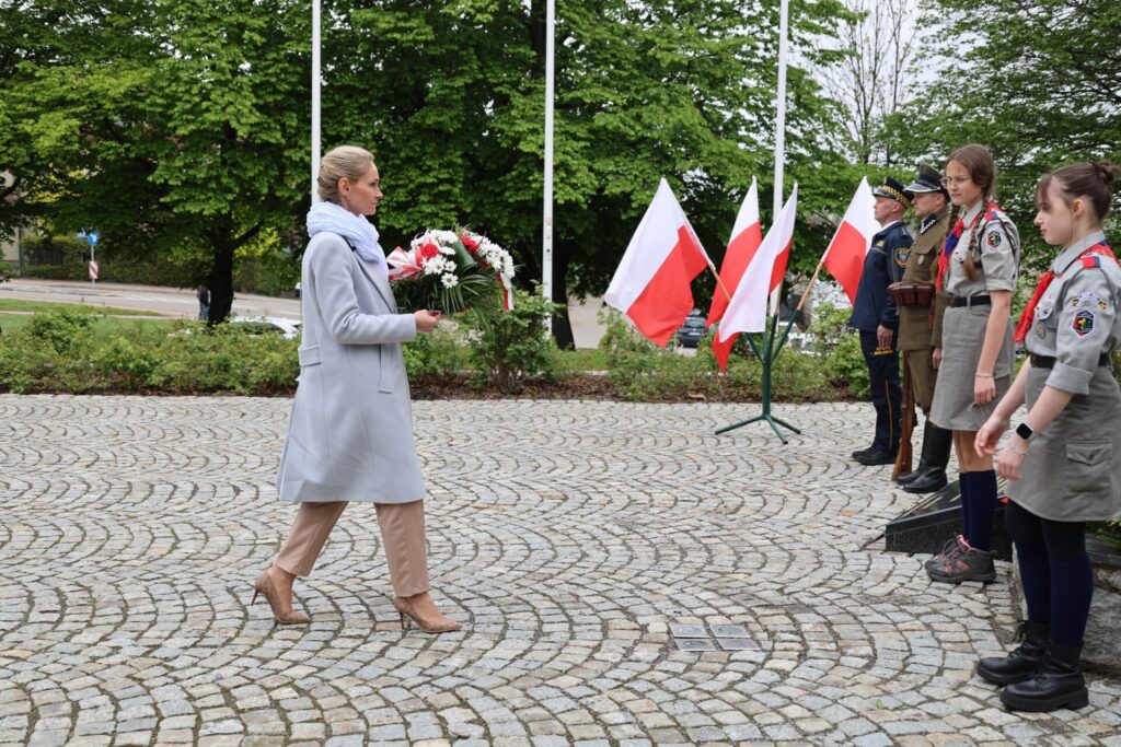Sekretarz Powiatu podczas składania kwiatów
