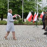 Sekretarz Powiatu podczas składania kwiatów