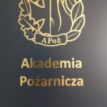 znak Akademii Pożarniczej na teczce