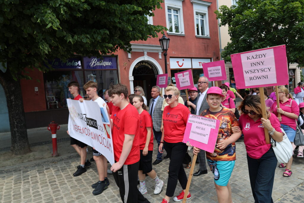 burmistrz i starosta na marszu godności