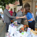 starosta i burmistrz przy stoiskach