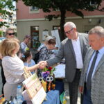 starosta i burmistrz przy stoiskach