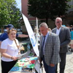 starosta i burmistrz przy stoiskach