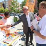 starosta i burmistrz przy stoiskach