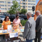starosta i burmistrz przy stoiskach