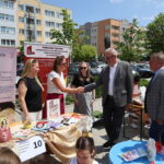 starosta i burmistrz przy stoiskach