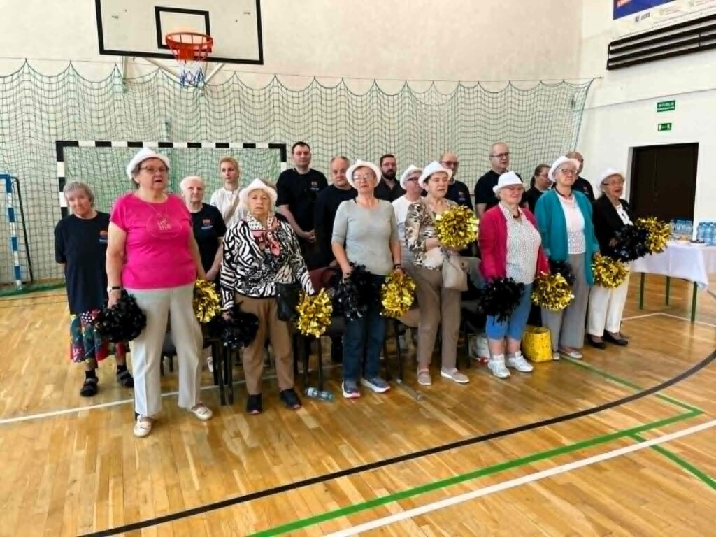 seniorzy kibicujący dzieciom