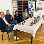 zbliżenie na stolik sędziów z wicestarostą i burmistrzem