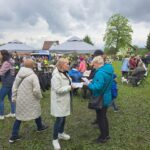 dyrektor podczas rozdawania ulotek