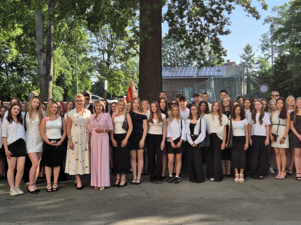 członek Zarządu Powiatu ze stypendystami I LO