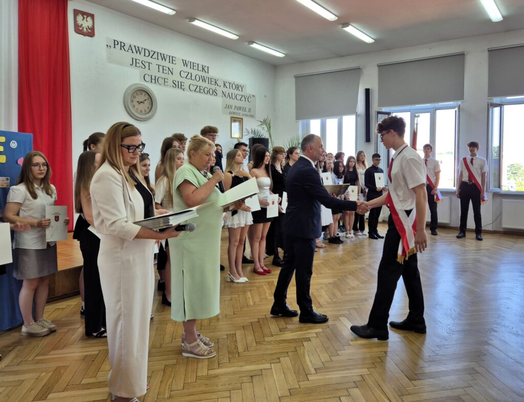wicestarosta podczas wręczenia stypendium