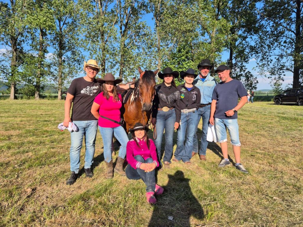 zdjęcie grupowe sowiogórskie rodeo