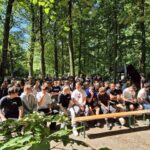 uczniowie szkół na pikniku historycznym podczas wykładu Mateusza Piątka
