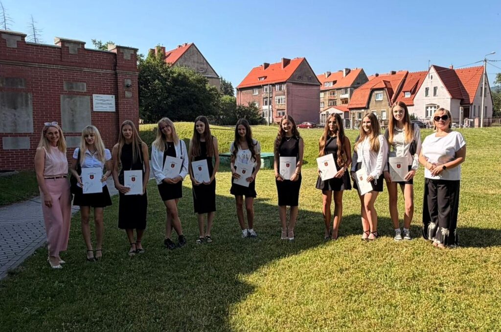 sekretarz powiatu ze stypendystami z liceum w Bielawie