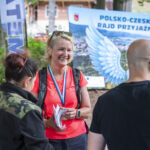 2 kobiety i 2 mężczyzn z bliska, w tle ścianka rajdu