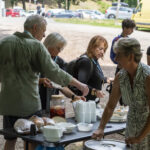 grupa ludzi widok na stolik z jedzeniem