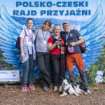 grupowe zdjęcie na tle ścianki rajdu