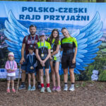 grupowe zdjęcie na tle ścianki rajdu