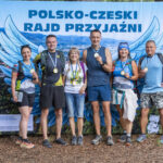 grupowe zdjęcie na tle ścianki rajdu