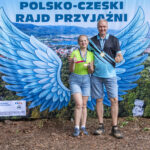 grupowe zdjęcie na tle ścianki rajdu