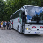 transport autokar, ludzie wsiadają
