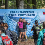 2 kobiety robią sobie zdjęcie na tle ścianki polsko-czeski rajd przyjaźni
