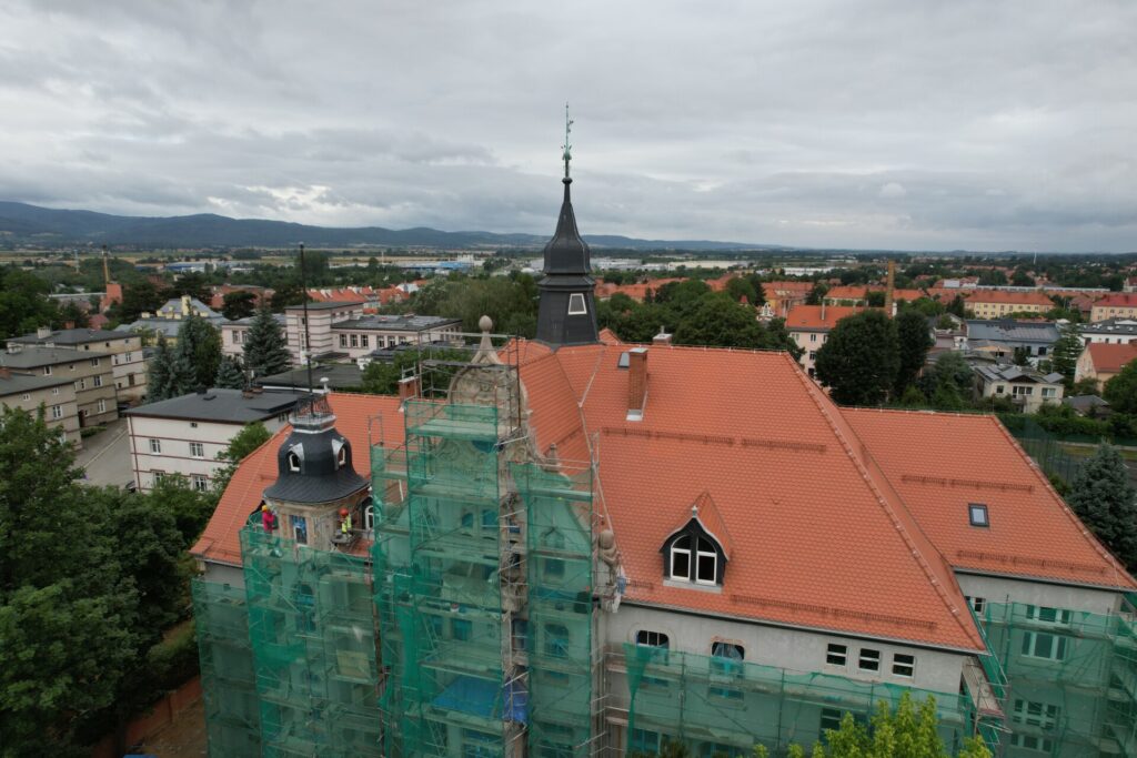 dach szkoły, widok z boiska z tyłu