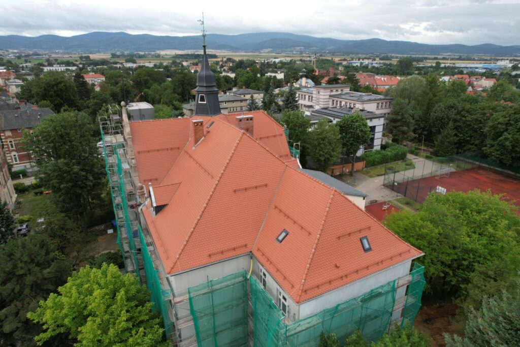 dach szkoły, widok z boku i kawałek z tyłu