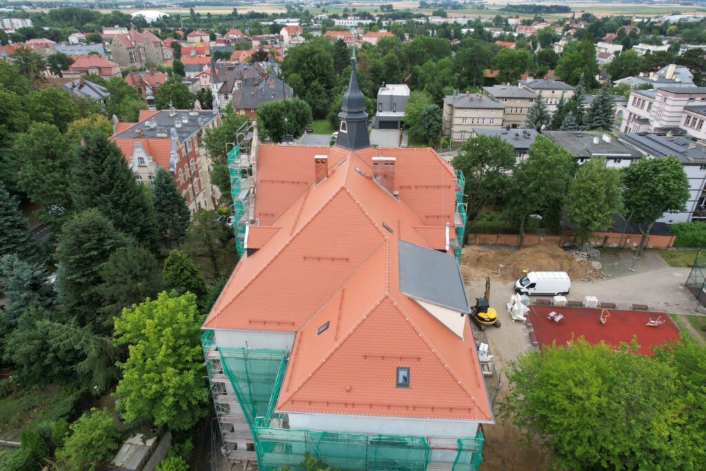 dach szkoły, widok z boku od przejścia na boisko