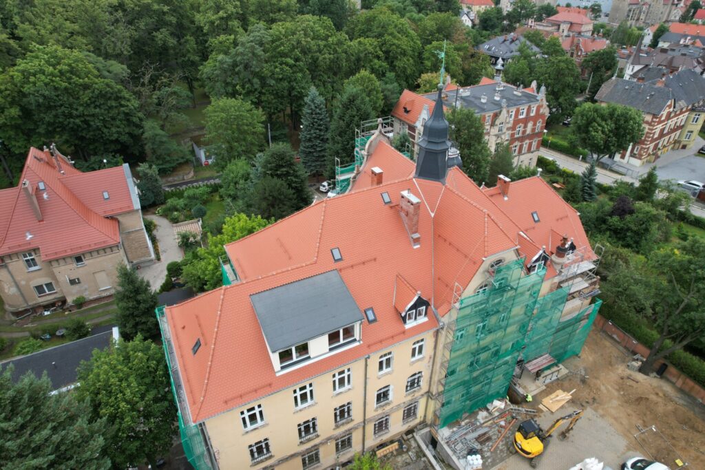 dach szkoły, widok od frontu
