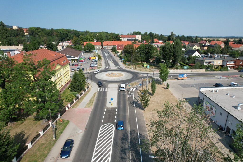 widok z lotu ptaka na rondo w Pieszycach