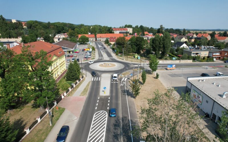 widok z lotu ptaka na rondo w Pieszycach