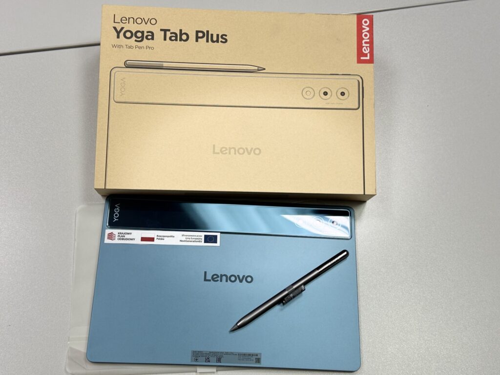 tablet leży na stole obok pudełka, na tablecie rysik