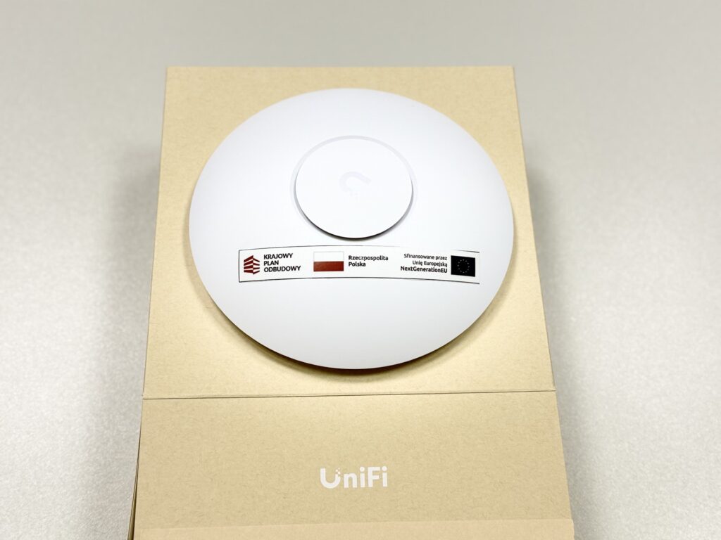 urządzenie wifi w pudełku, na pudełku logo Krajowego Planu Odbudowy