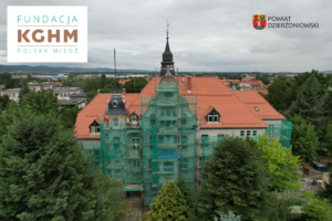 Fundacja KGHM Polska Miedź wspiera modernizację Zespołu Szkół nr 1 w Dzierżoniowie, dach szkoły, logo kghm i herb powiatu